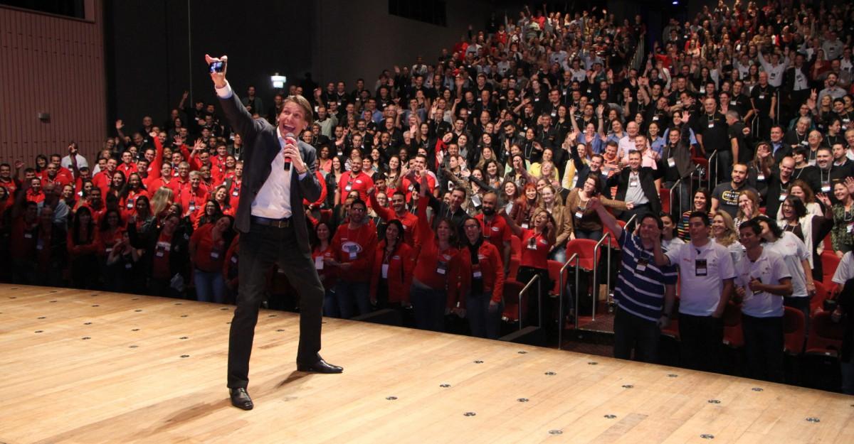 pro-speaker-fabio-marques-large-audience-interaction