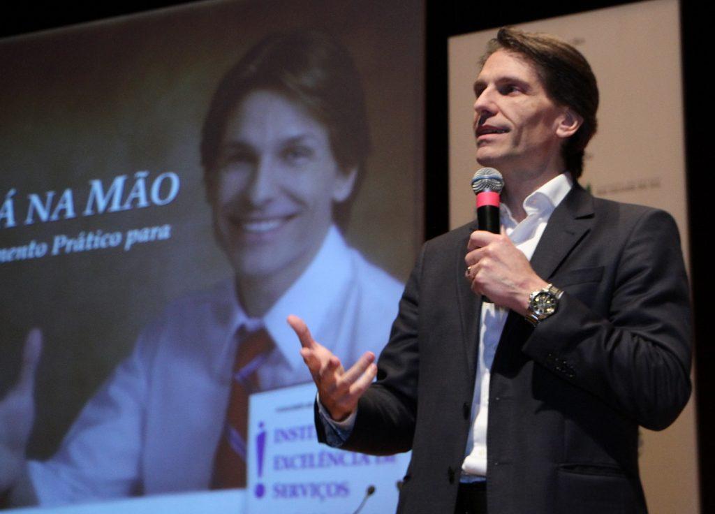 Fabio-Marques-on-big-screen