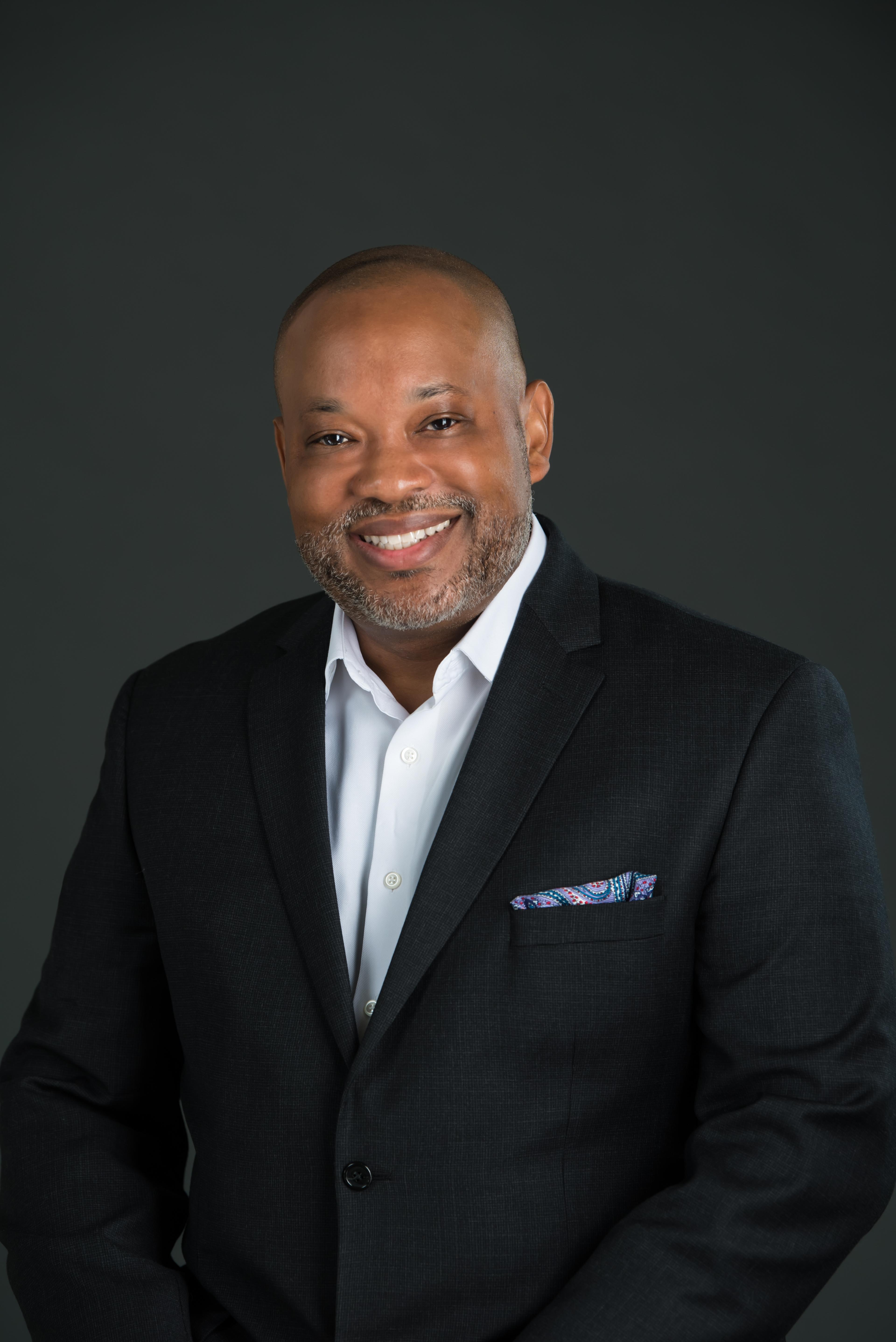 Glen Headshot Black Suit no tie