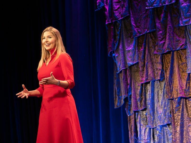 Courtney Onstage photo