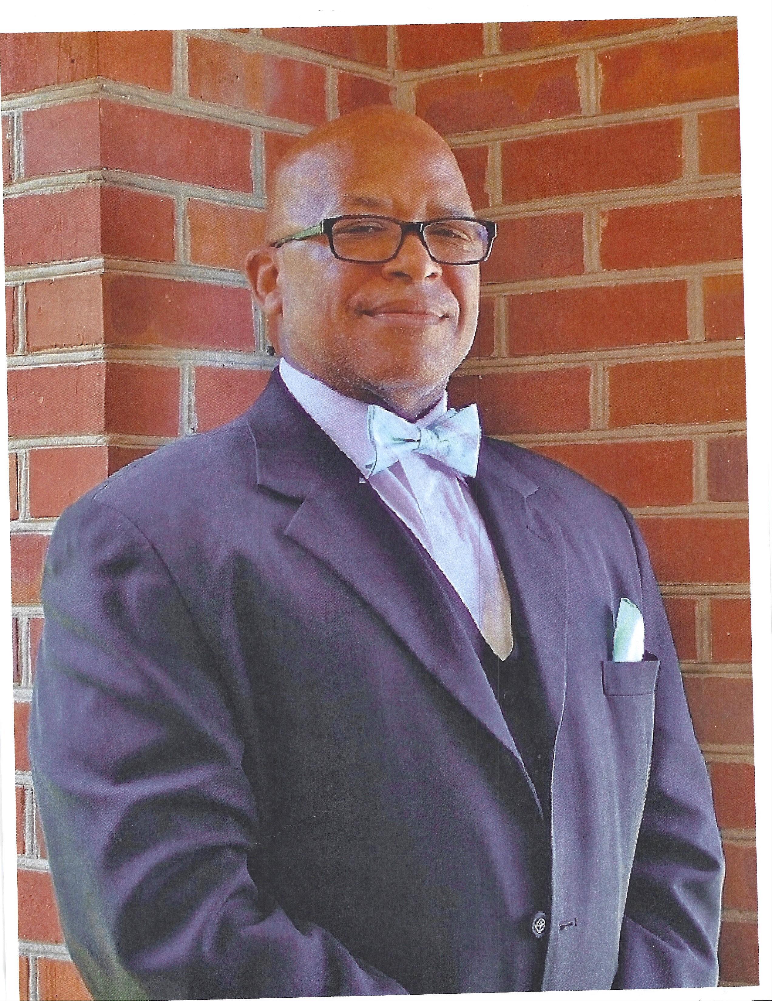 Head shot Fred Shelton 2 Photo light blue