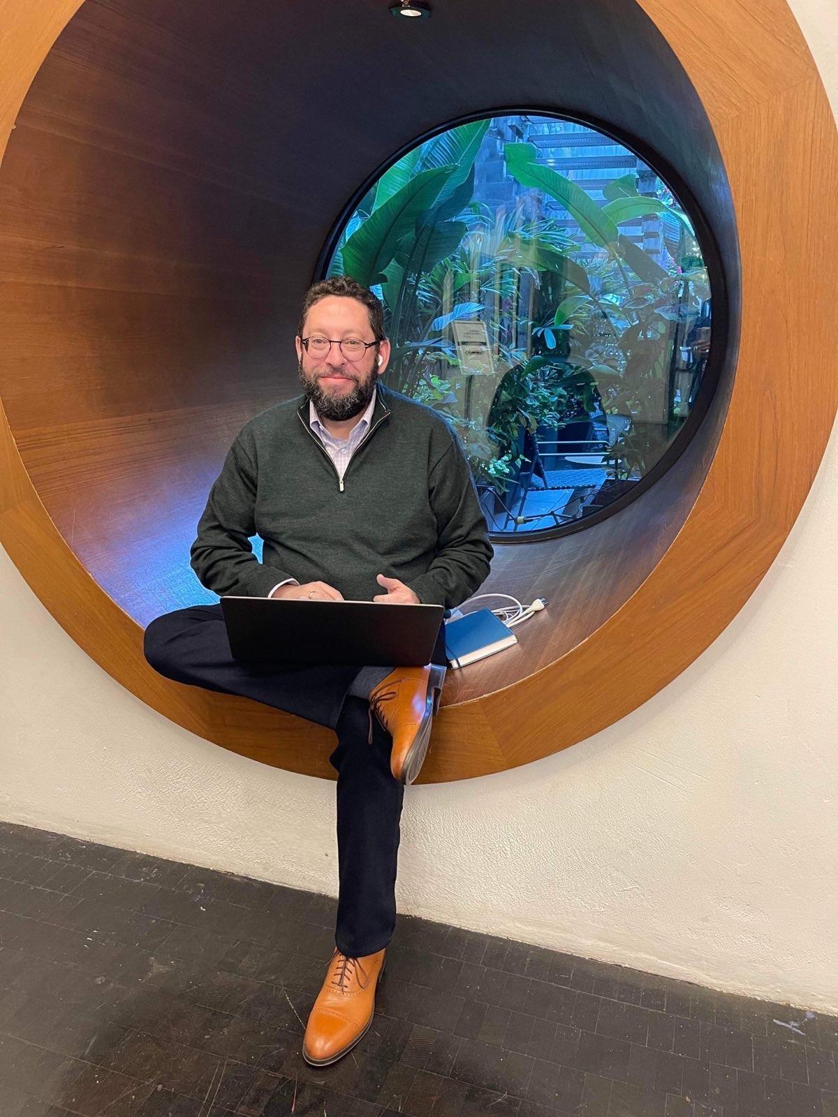 Howard Globus Sitting