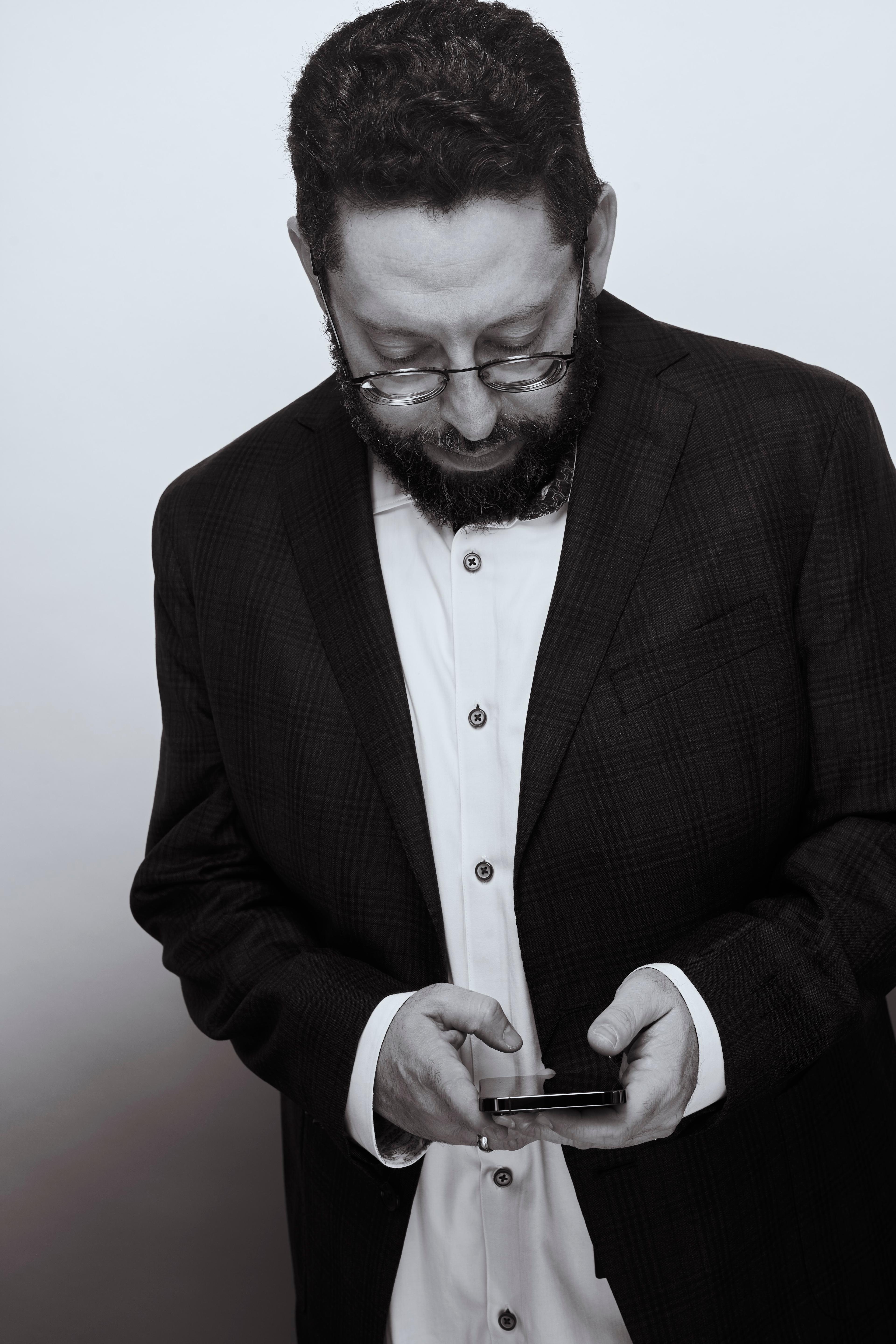 Howard Globus Headshot - 04