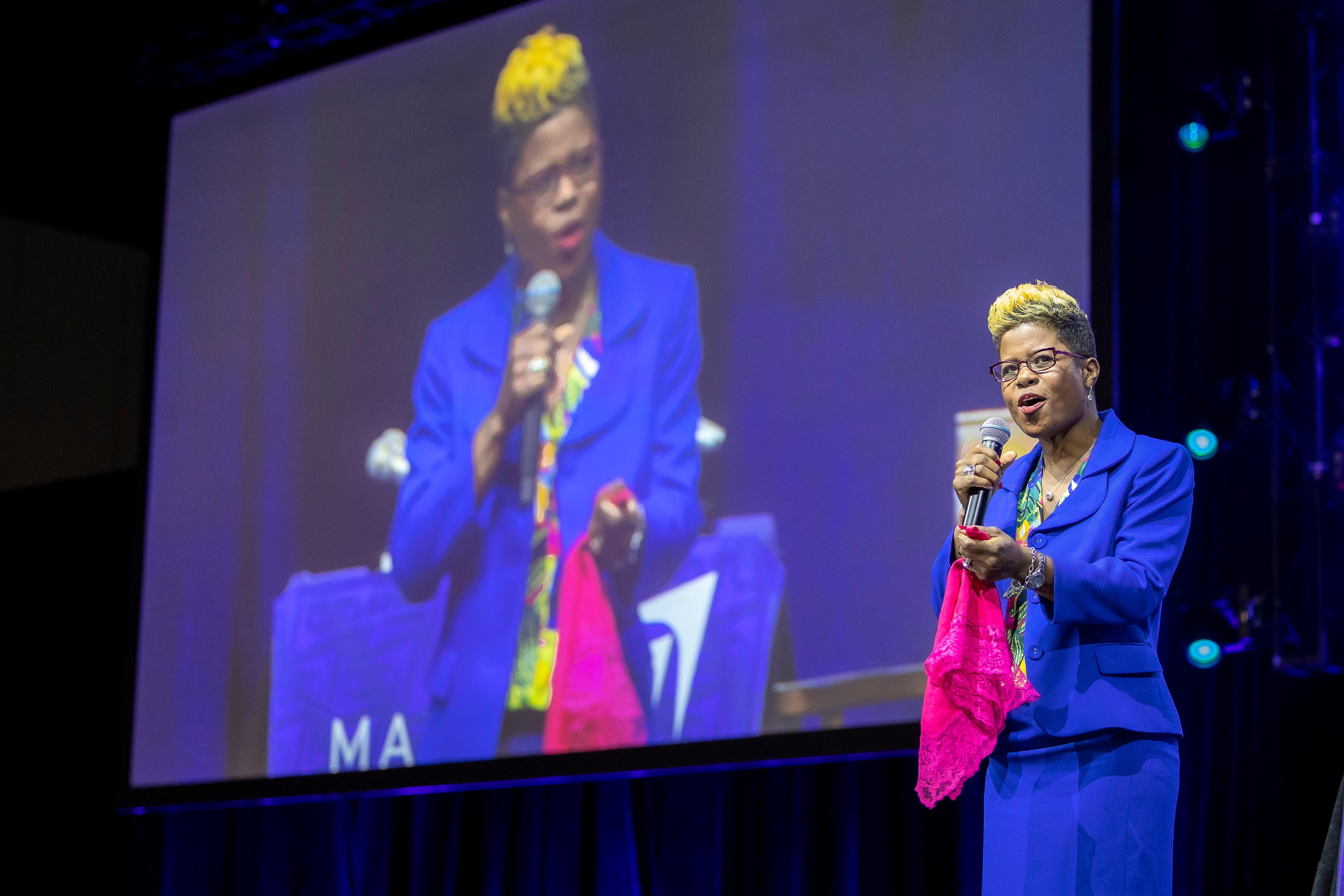 TIFFANY LEWIS | STAGE SHOT W/OVERHEAD SCREEN BEHIND