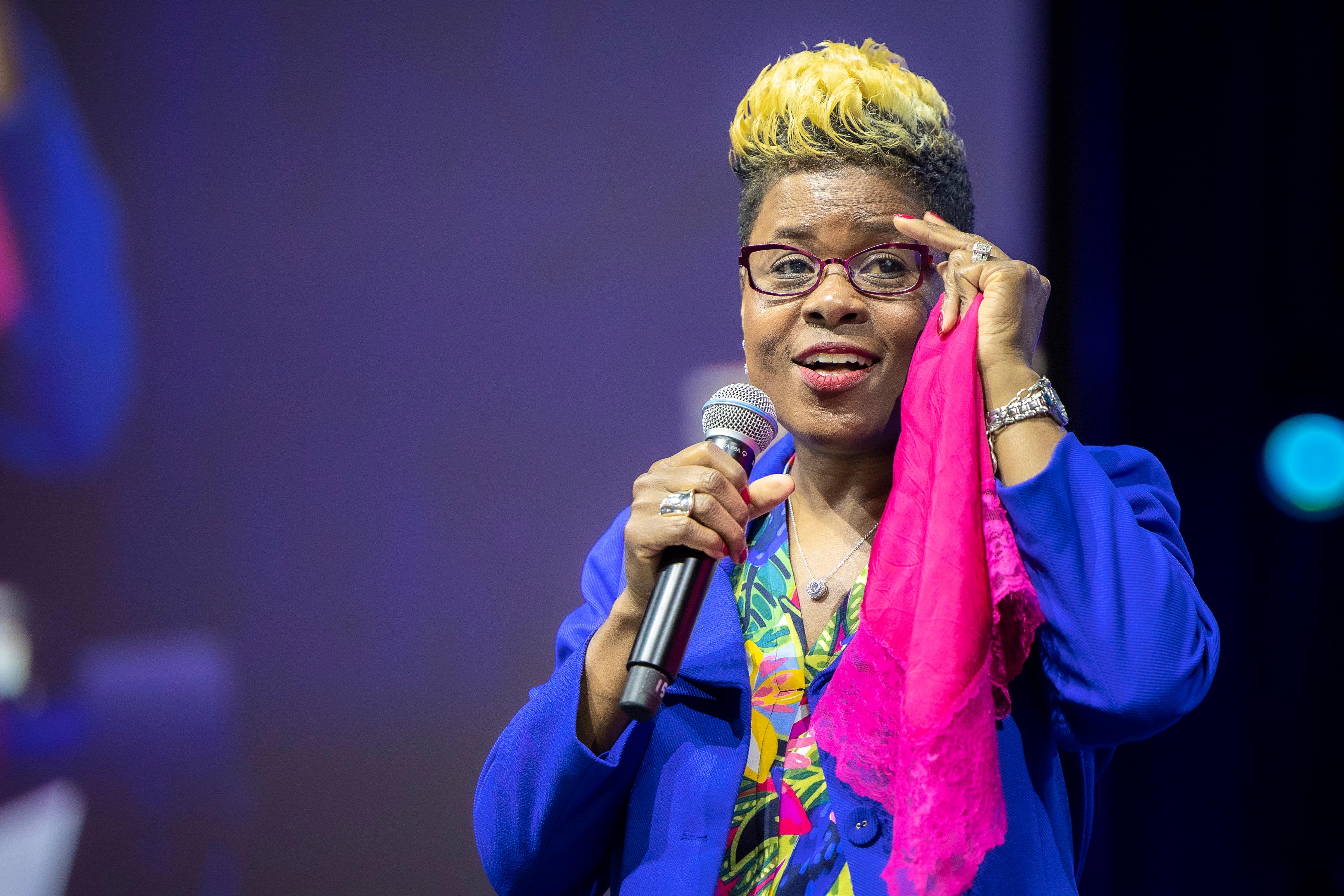 TIFFANY LEWIS | STAGE SHOT/TOUCHING EYE GLASSES