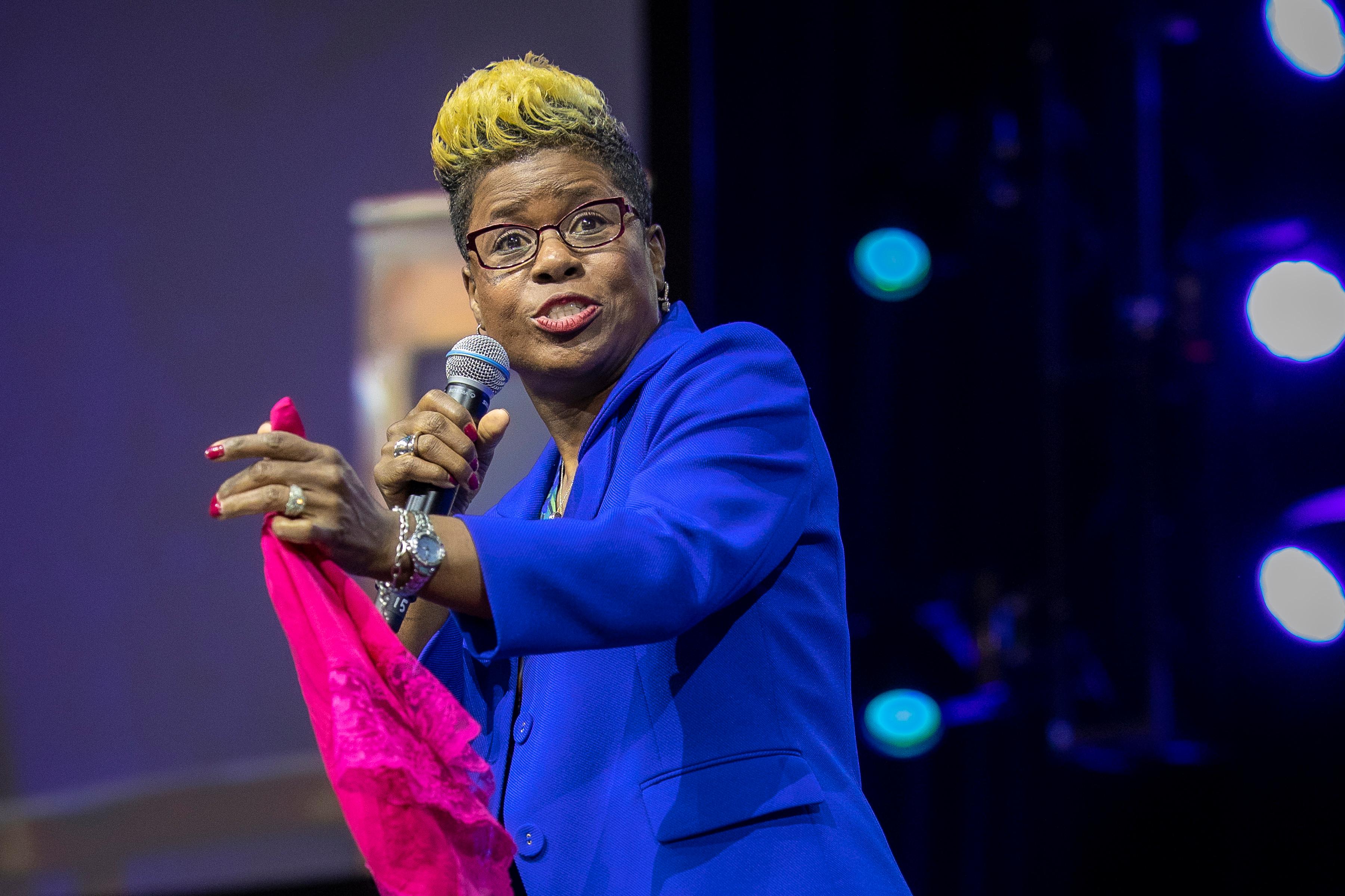 TIFFANY LEWIS | HAVING FUN ON STAGE