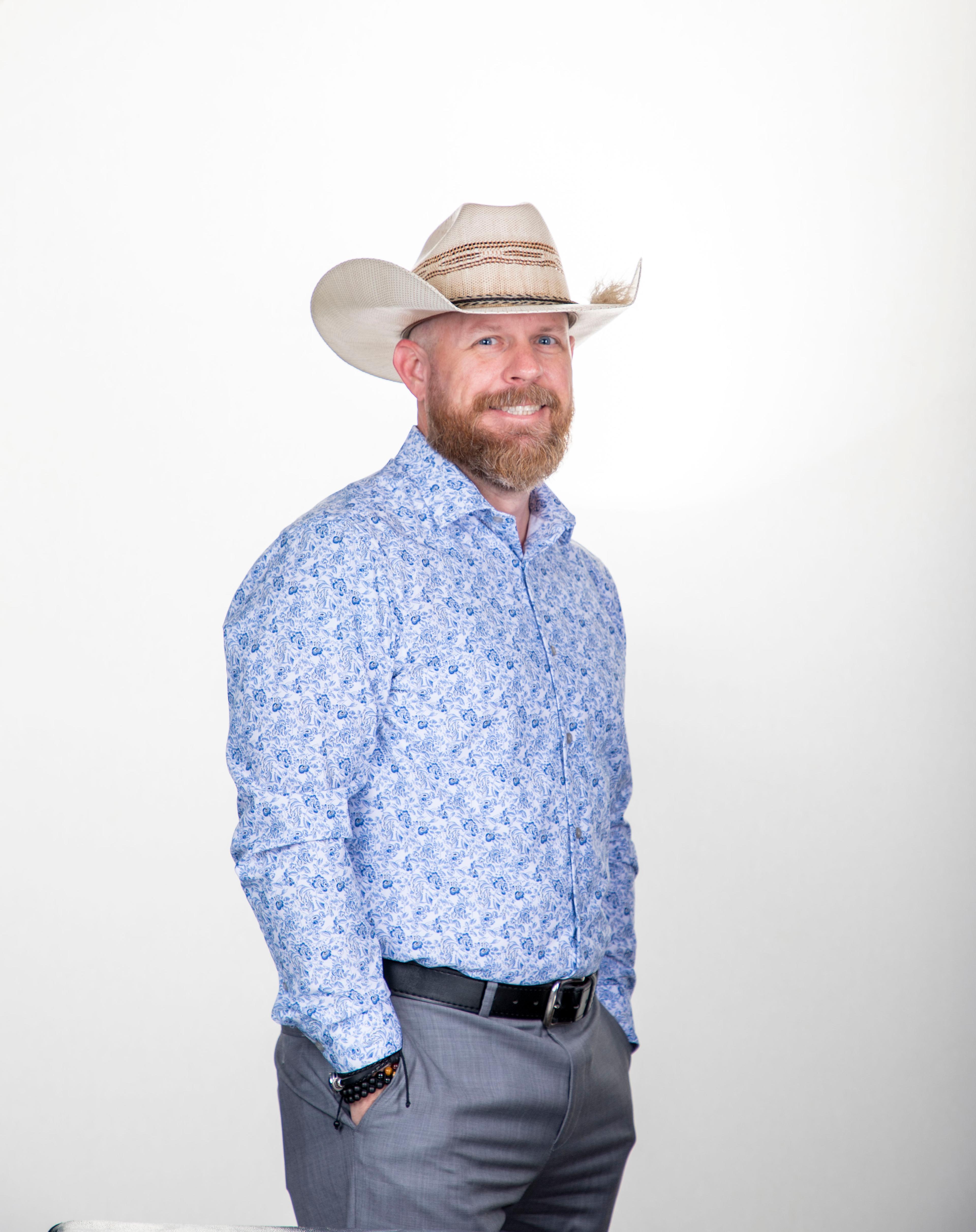 Standing photo with cowboy hat