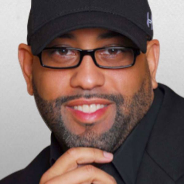 Steph&aacute;n Coach Q Askew